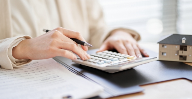 計算している写真