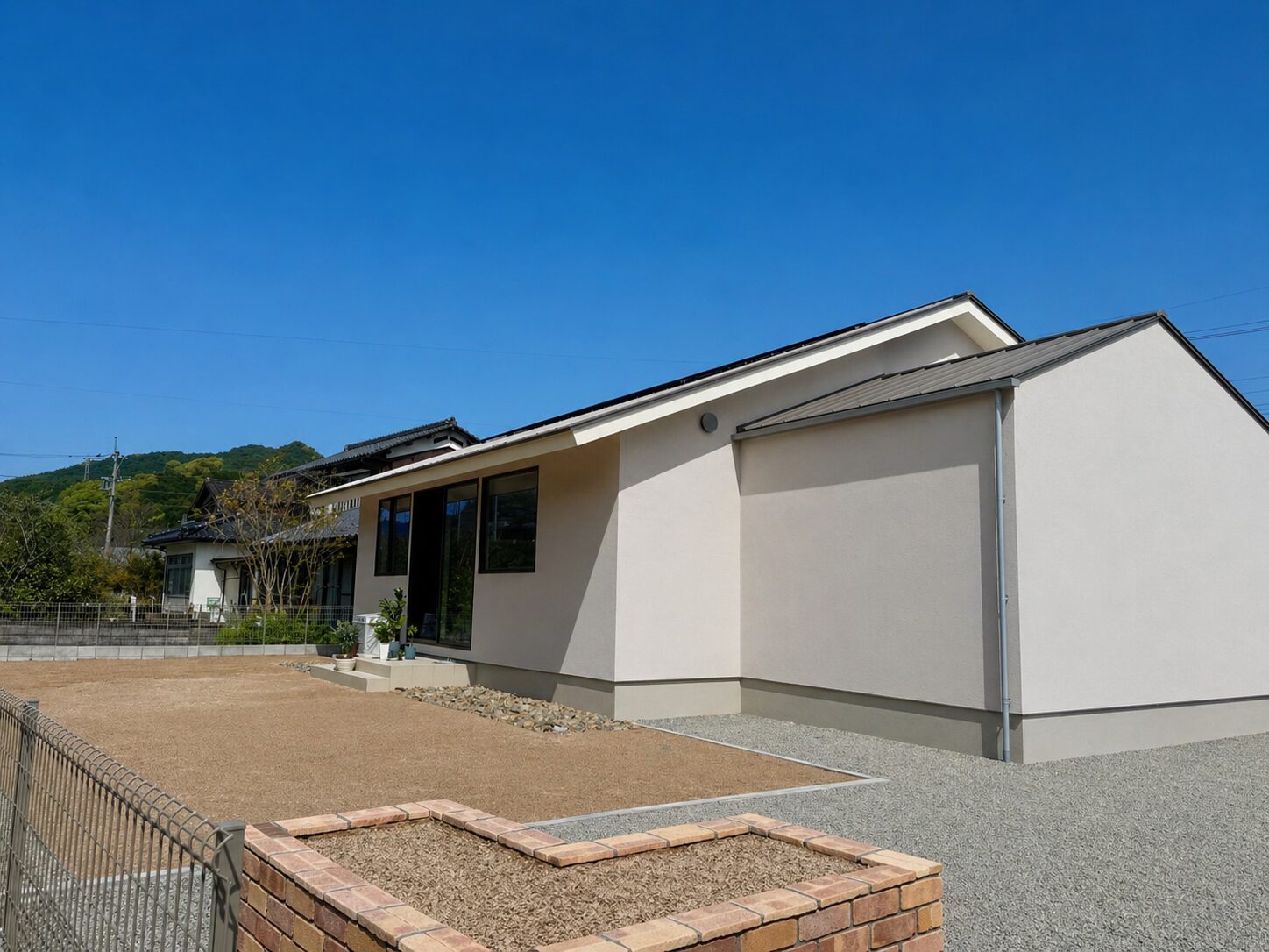 【伊万里市 お引き渡し】STO外壁×バイクガレージ付き！ ご夫婦の趣味が詰まった平屋の二世帯住宅